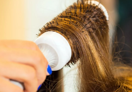 COMMENT DIFFÉRENCIER UN CHEVEU SEC D'UN CHEVEU TRÈS SEC?