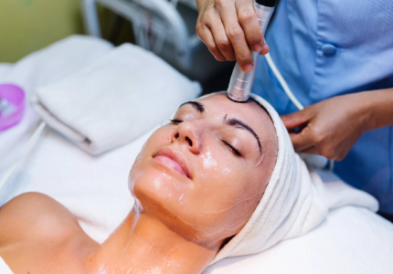Comment nettoyer son visage pour une peau éclatante, le secret de l’HydraFacial