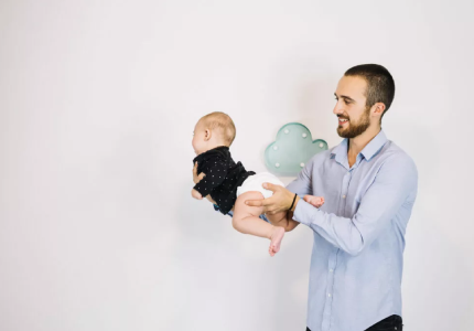 Futurs parents : voici les indispensables du trousseau de votre bébé